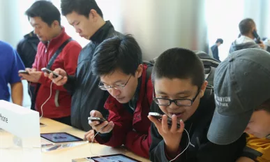 Apple issues China apology