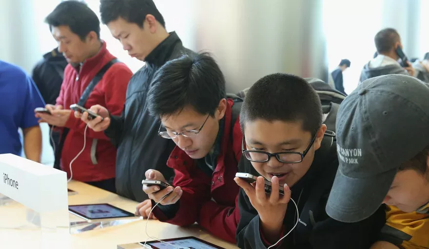 Apple issues China apology