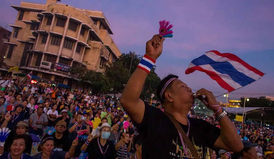 Thai PM survives no-confidence vote